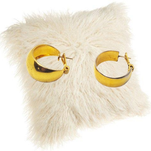 🎄10/$20. Hoop Gold Tone Earrings - Picture 2 of 4